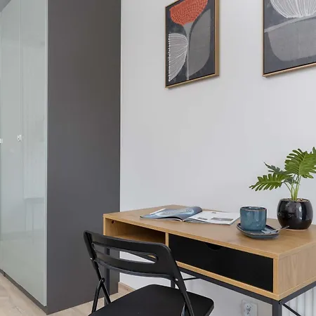 Stylish With Parking & Workspace Close To The Centre By Renters Apartament Kraków