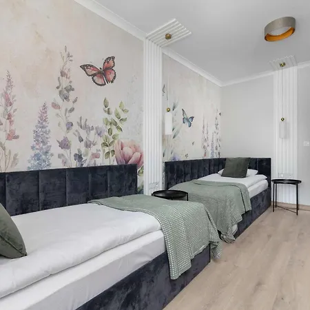 Stylish With Parking & Workspace Close To The Centre By Renters Apartament