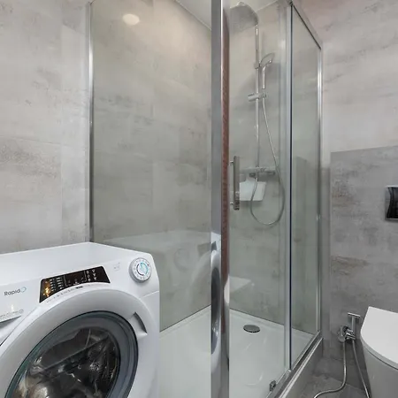 Stylish With Parking & Workspace Close To The Centre By Renters Apartament