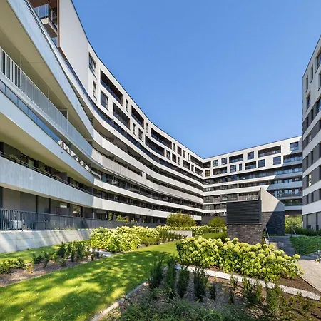 Stylish With Parking & Workspace Close To The Centre By Renters Apartament