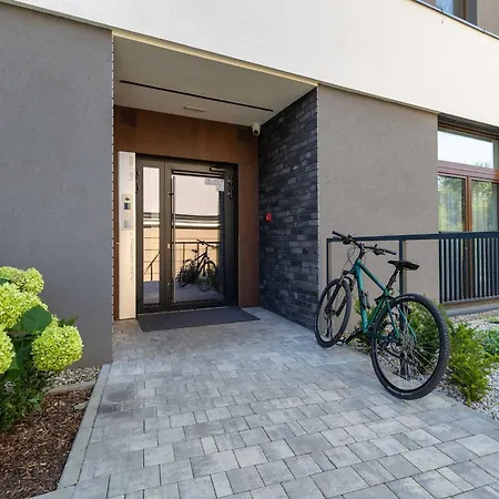 Stylish With Parking & Workspace Close To The Centre By Renters Apartament