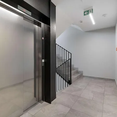 Stylish With Parking & Workspace Close To The Centre By Renters Apartament
